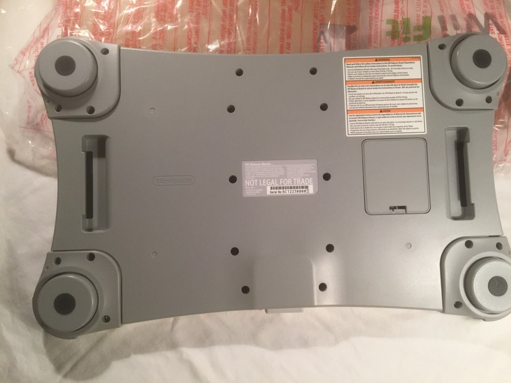 Wii FIT AND EXTRA SOFWARE - BOARD, FEET, ETC.