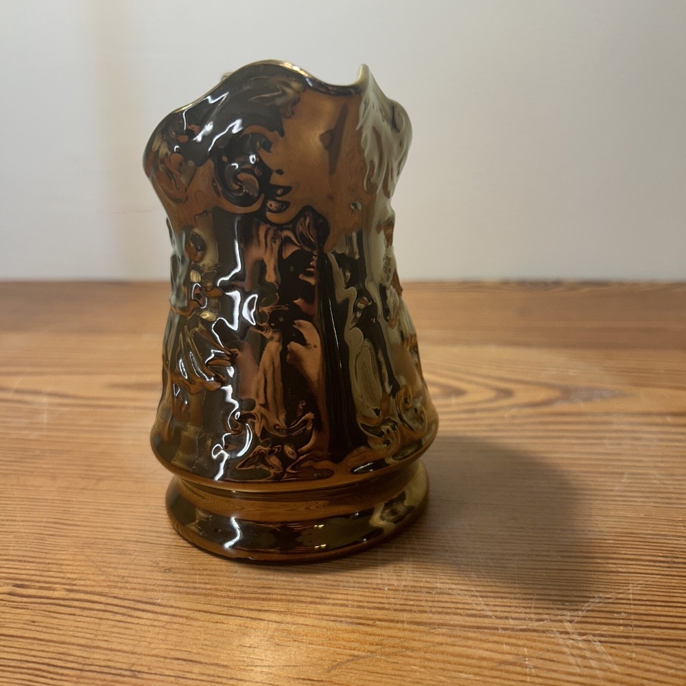 WADE ENGLAND GOLD COLORED CREAMER! Chip on bottom