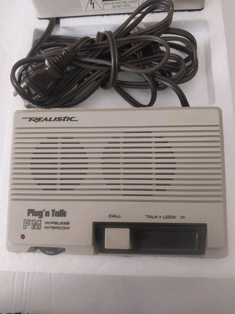 Realistic vintage Plug 'n Talk wireless FM intercom system (2 Stations) 43-207