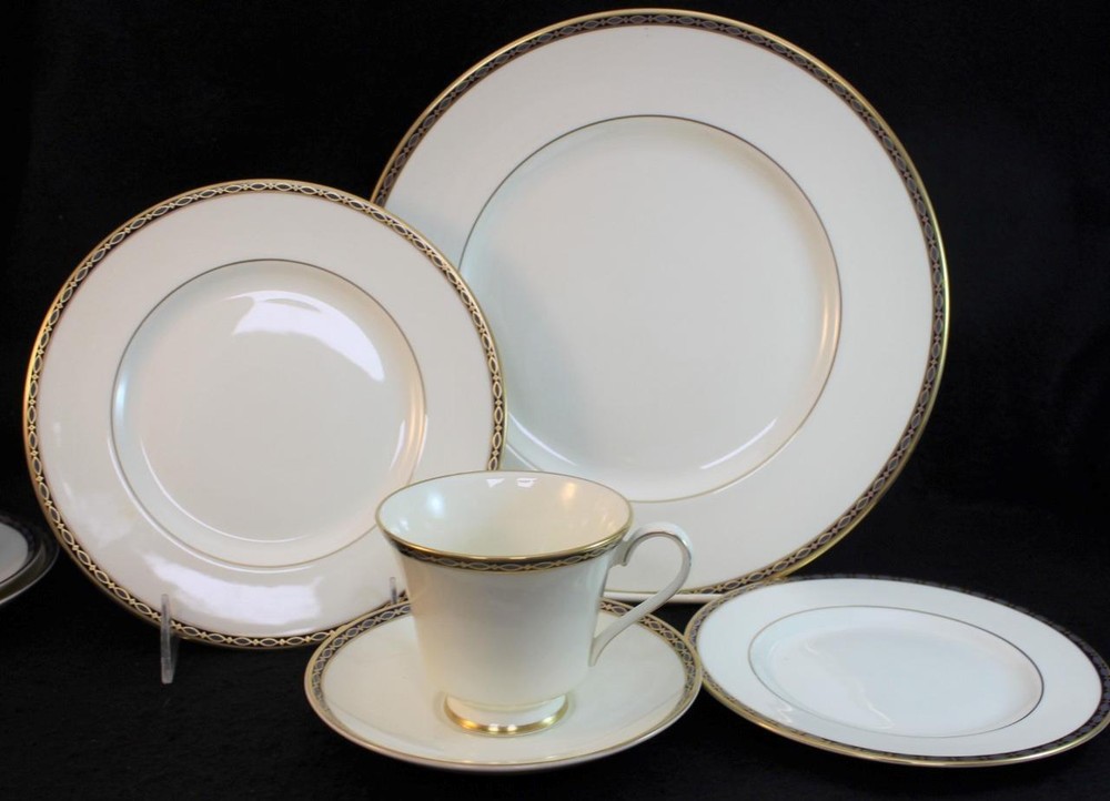 Minton ST JAMES 5-Piece Place Setting GREAT CONDITION