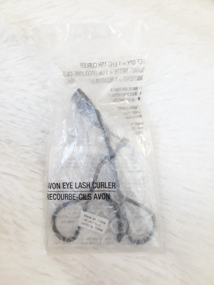 AVON EYE LASH CURLER (BLACK) ~ SEALED!!!