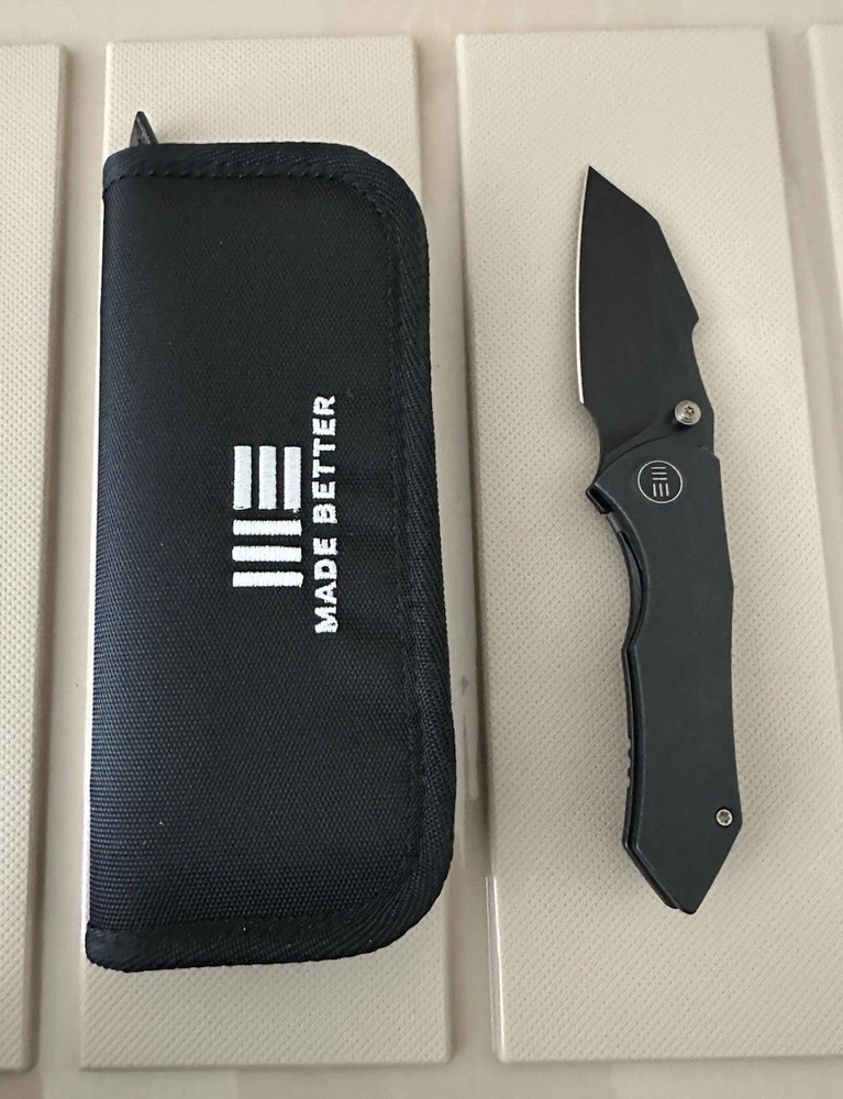 We Knife High-Fin Thumb Stud Knife, Black Ti Handle / Black Stonewashed CPM 20CV