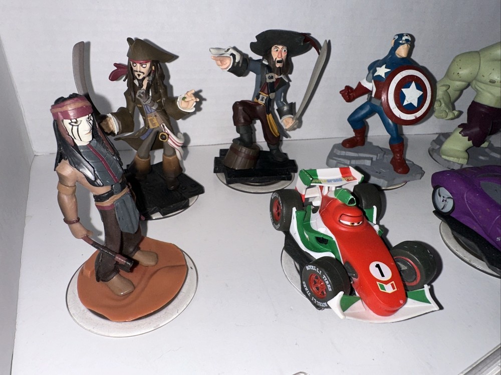 DISNEY INFINITY 12 Discs Power Disc Lot & 11 Figures