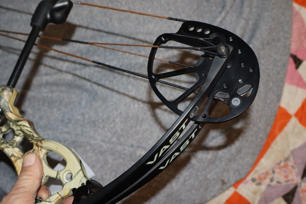 Bear Archery Vast Right Hand Compound Bow -70 LBS 20-30