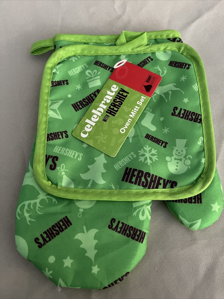 HERSHEYS OVEN MITT & KITCHEN TOWEL SET CHRISTMAS TIME HERSHEY PATTERN NWT