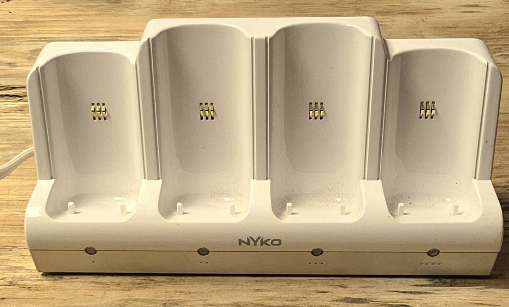 Wii Nyko Controller Charge Station Quad 87060-A50 White Dock 4 Controller