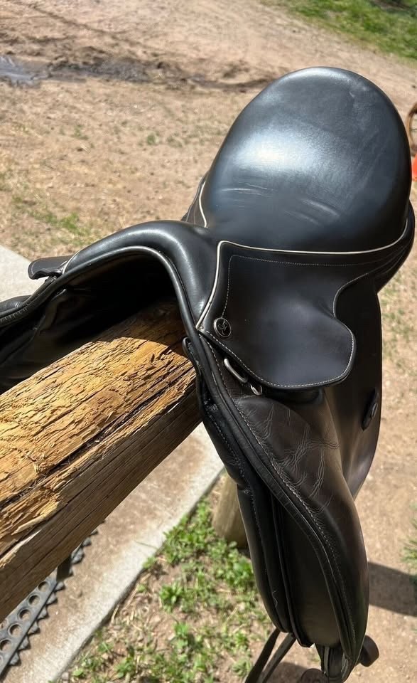 Maxflex Oliveira Dressage leather saddle 17.5'' adjustable tree