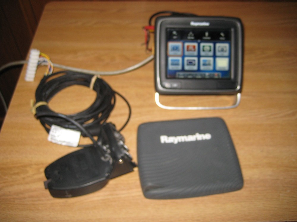 Raymarine a67 5.7" GPS Chartplotter Fish Finder w/ Chart, Transom Transducer