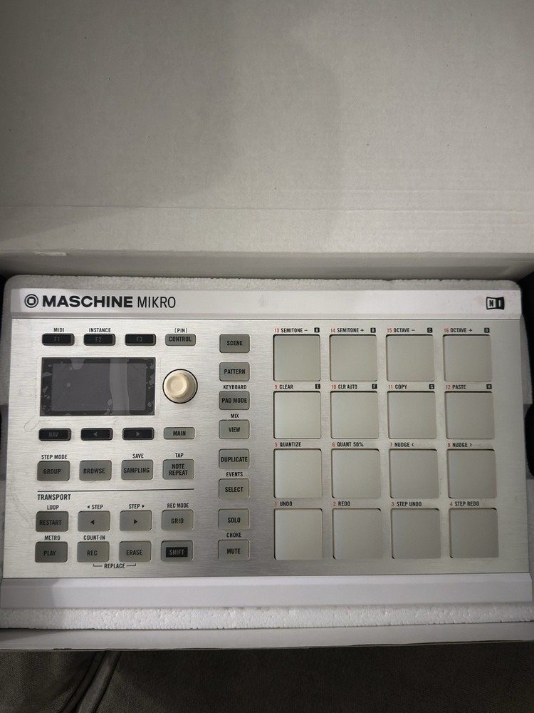 Native Instruments MASCHINE MIKRO MK2 White 16-Pad Digital Sampler & Sequencer