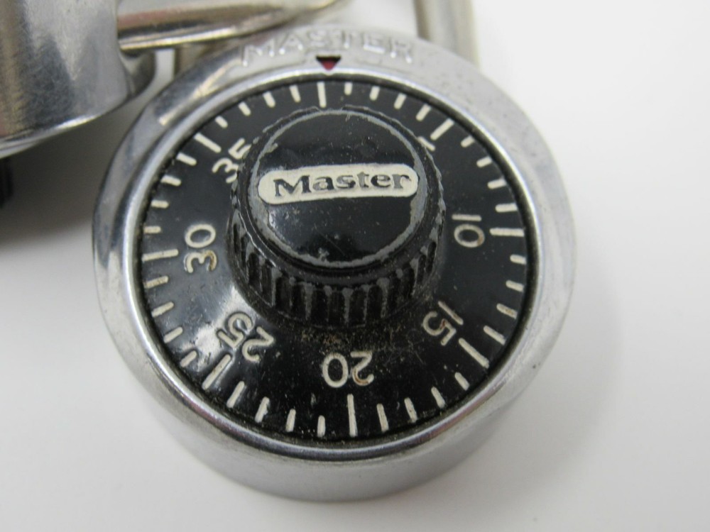 Master Lock Co 2 Combination Pad Locks Back Key Hole V643