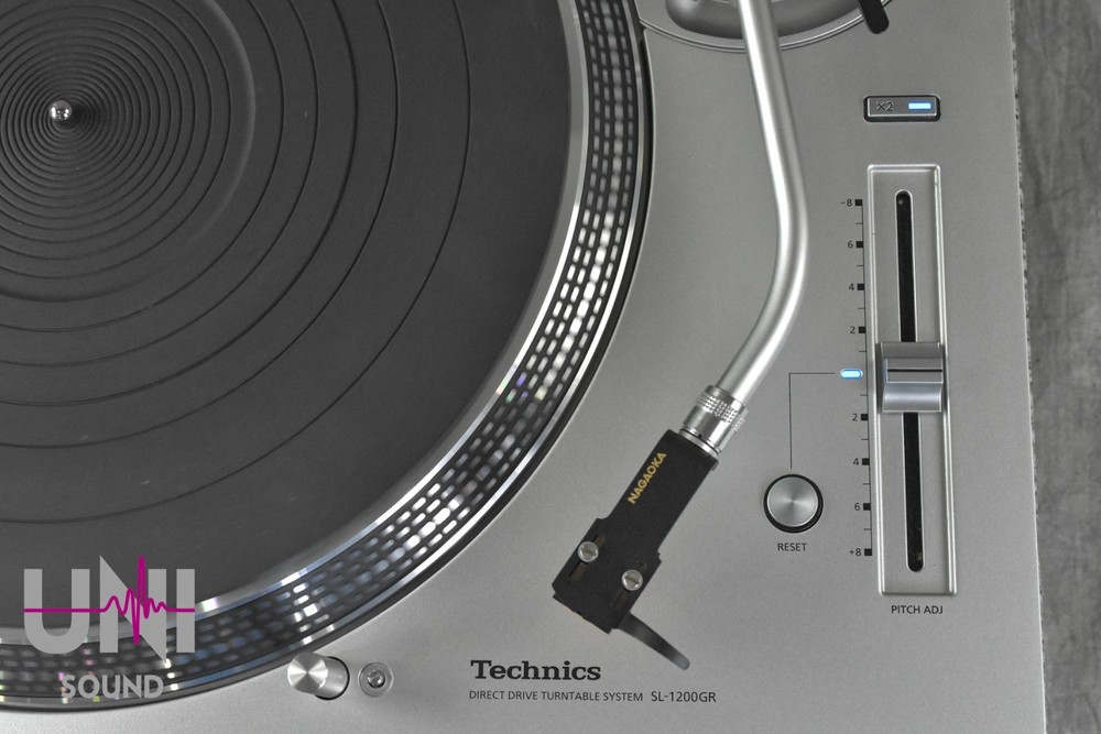 Technics SL-1200GR Direct Drive Turntable in Excellent Condition.