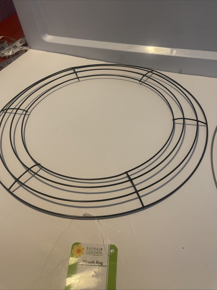 Metal Wreath Frame Hart Hollow Wire