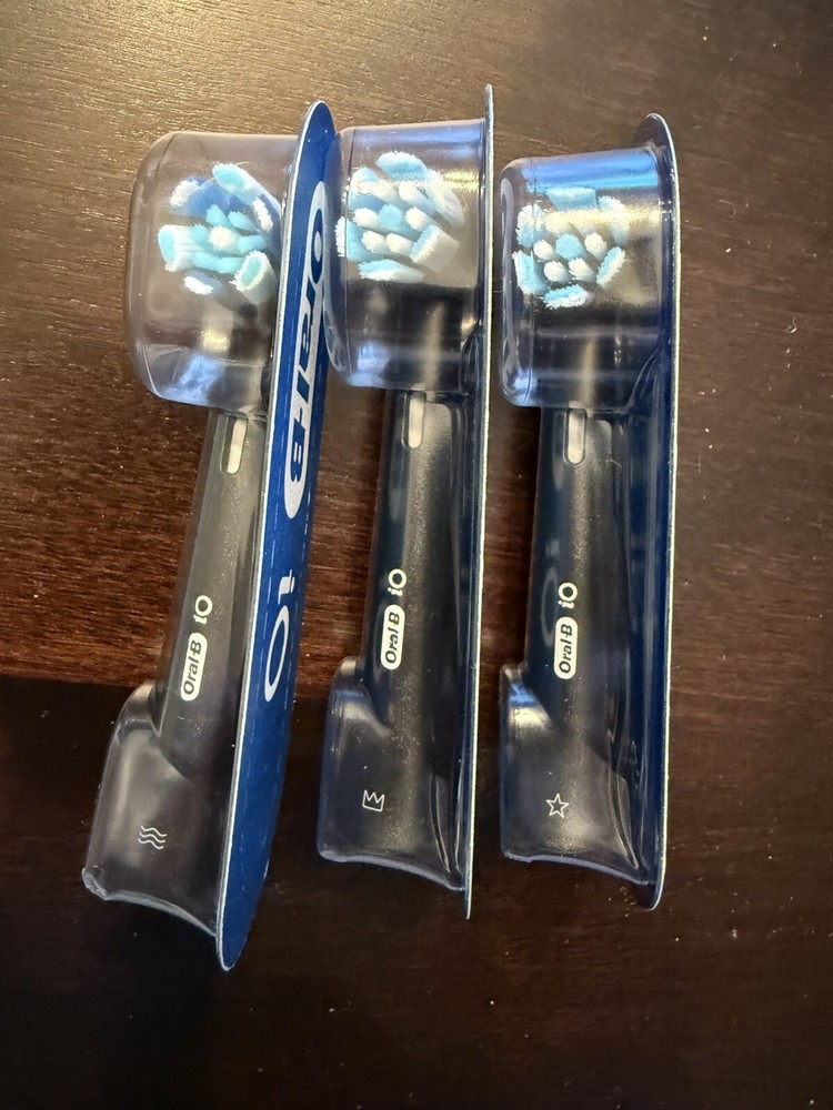 Oral-B iO Replacement Brush Head - Black (3 - Pack)