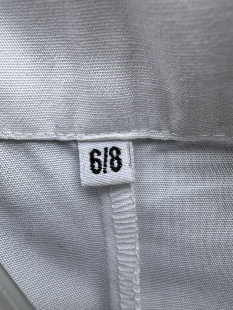 Children’s white lab coat. SIZE 6/8