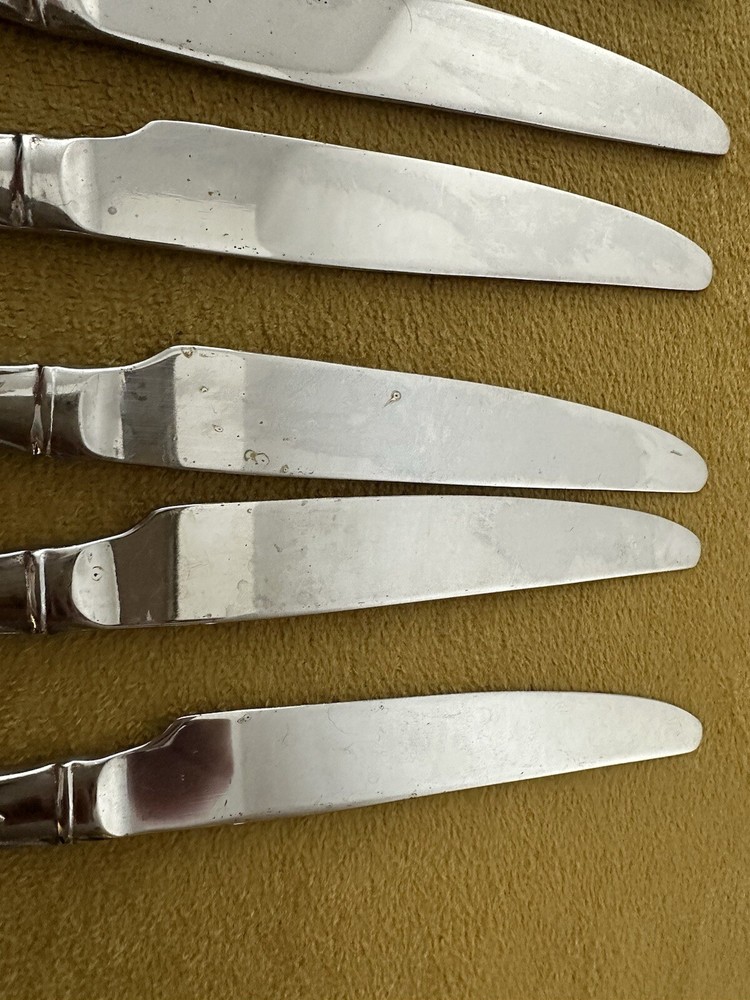 Wallace 1810 Stainless Peacock Pattern (8) Dinner Knives - (blade Flaws)