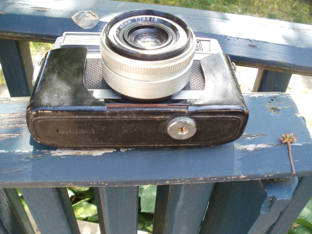 Vintage Petri Racer 35mm Camera with Leather Case (UNTESTED)