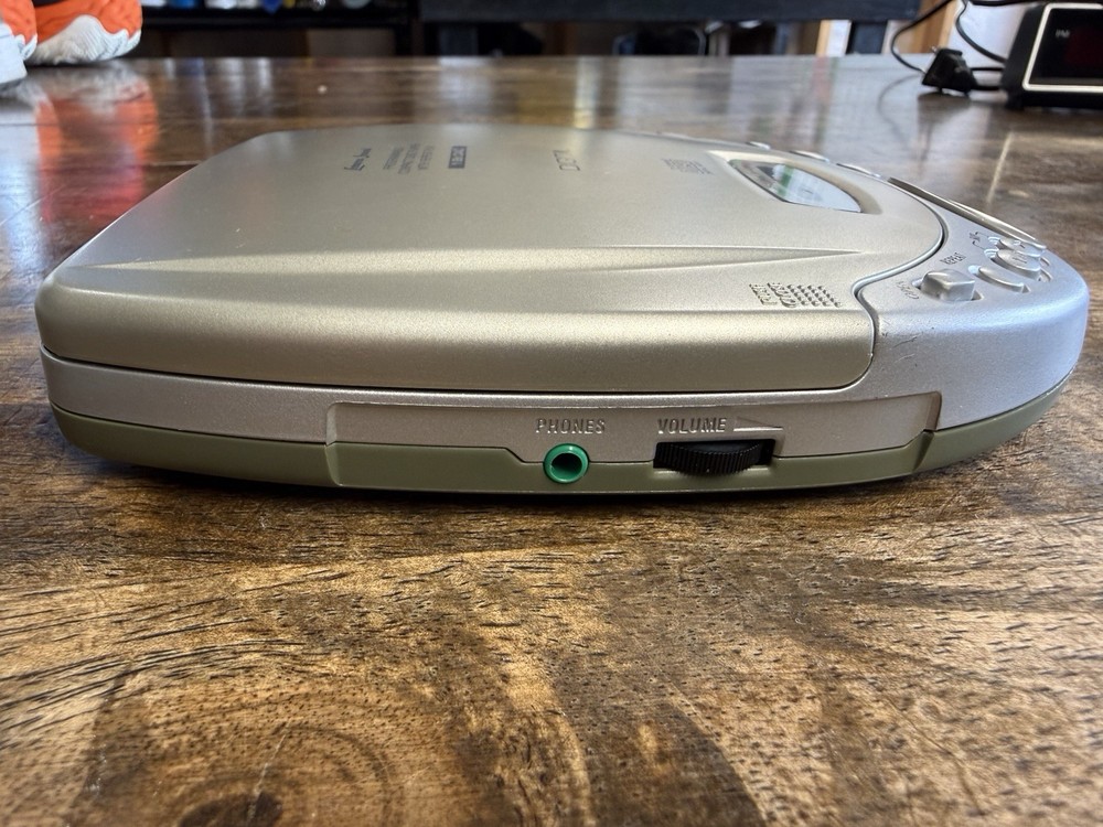 Lenoxx Sound Programmable Compact Disc Player W/Repeat Player 1 Bit DAC Digital