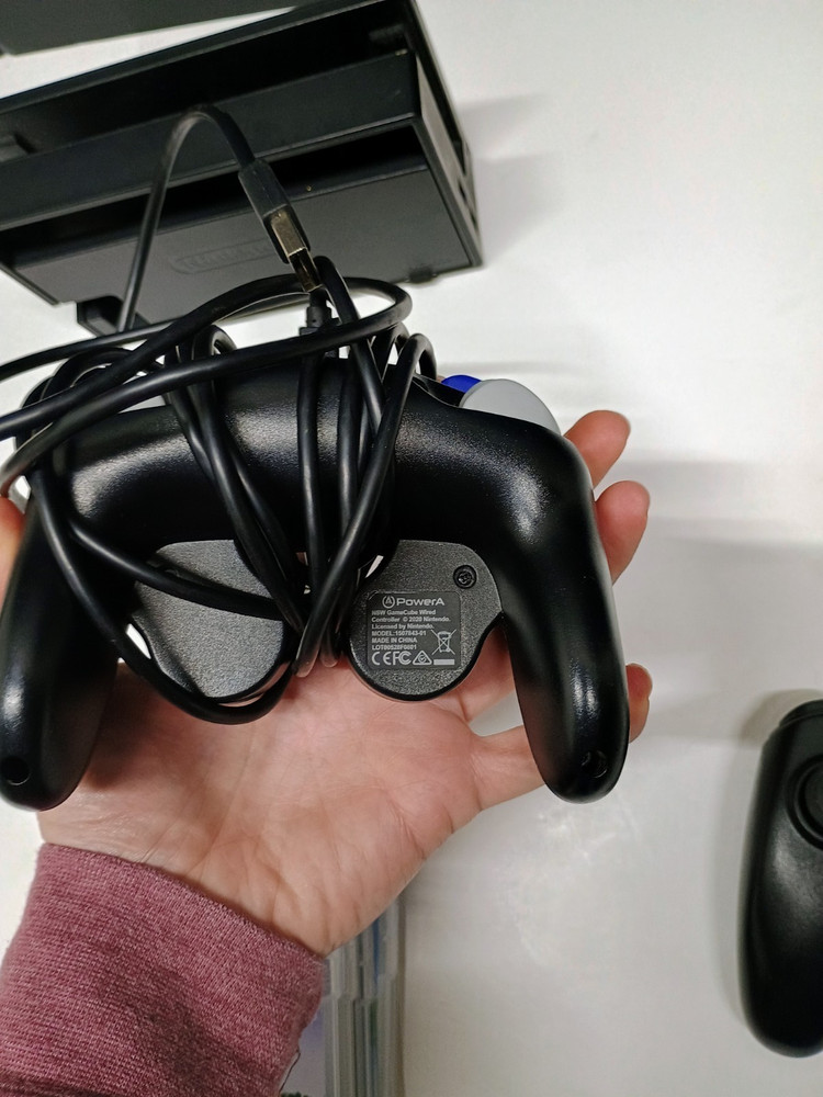 Nintendo switch docking station, 2 controllers and 5 empty cases tested & works