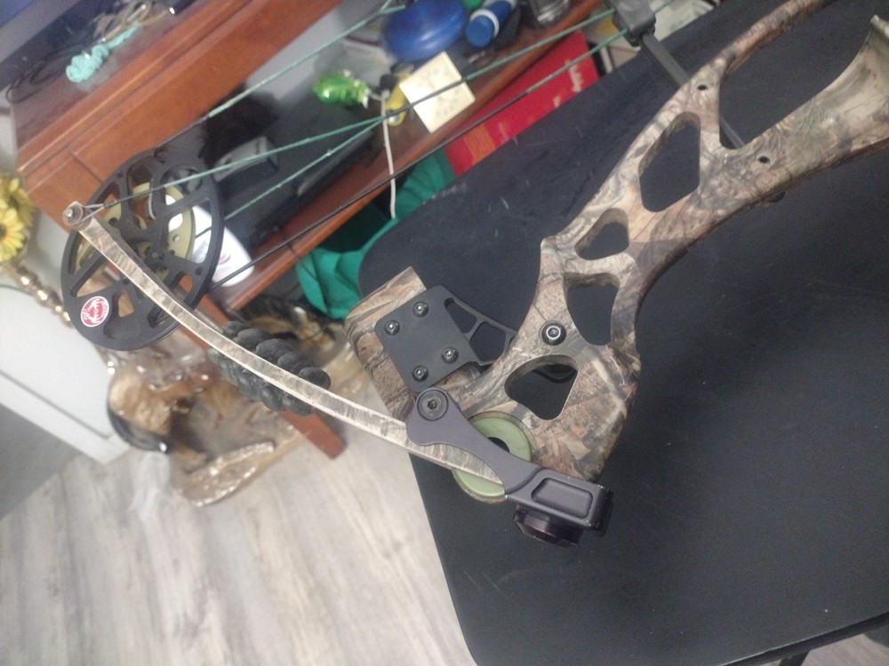 REFLEX RIDGELINE Compound Bow With Arrow Holder And Stabilizer