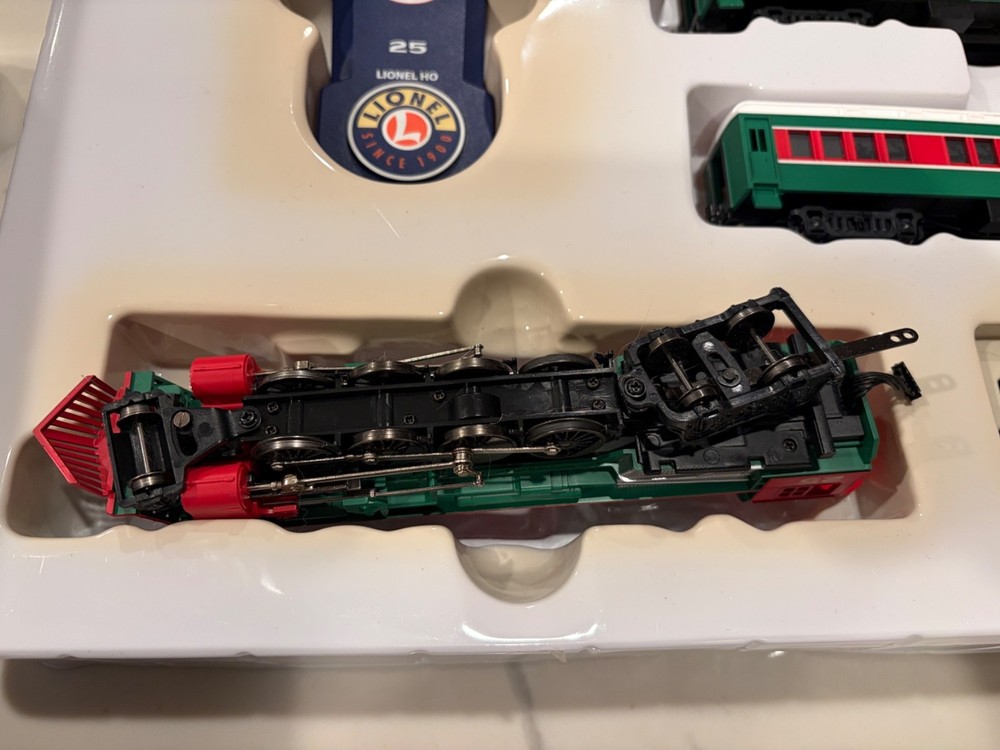 LIONEL HO SCALE CHRISTMAS EXPRESS TRAIN SET BLUETOOTH 87181120