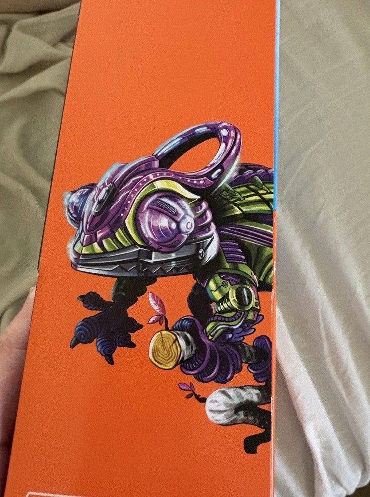 Hex Bots Remote Control Wall Crawler/Climber Glows In The Dark Chameleon NIB