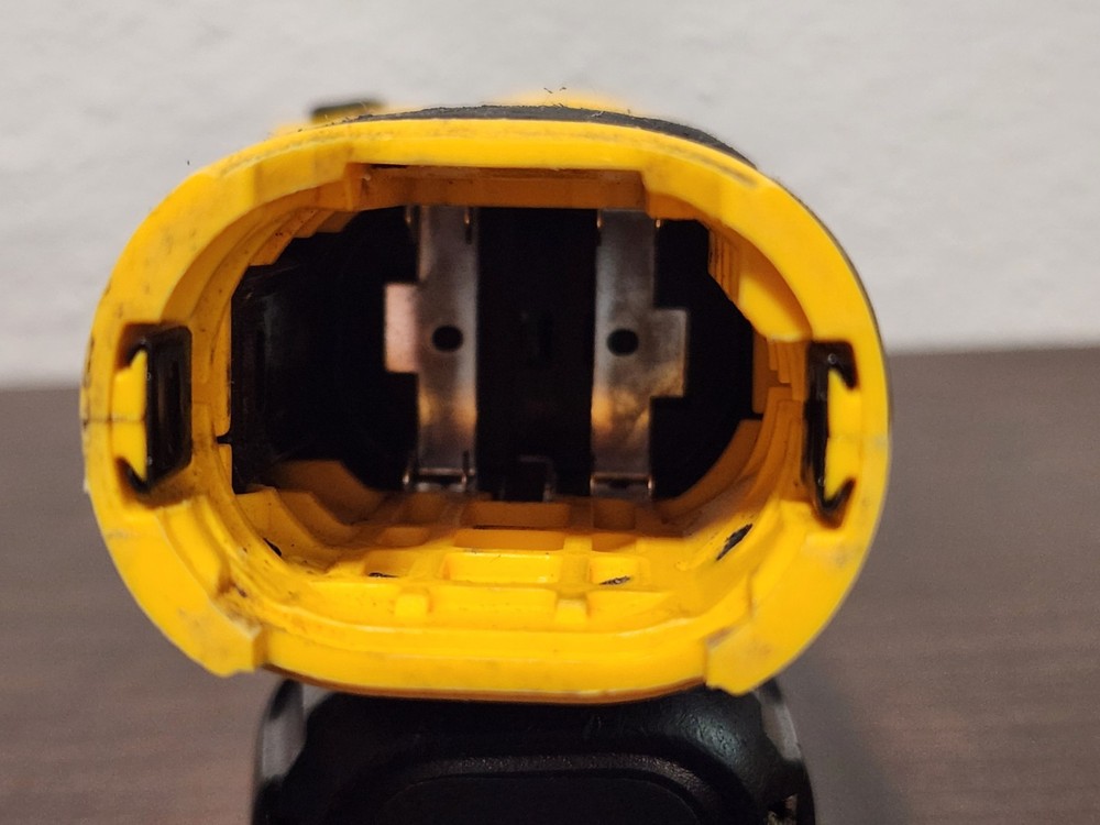 ​DEWALT DCF680 8V MAX Gyroscopic Screwdriver + Battery - READ Use Condition