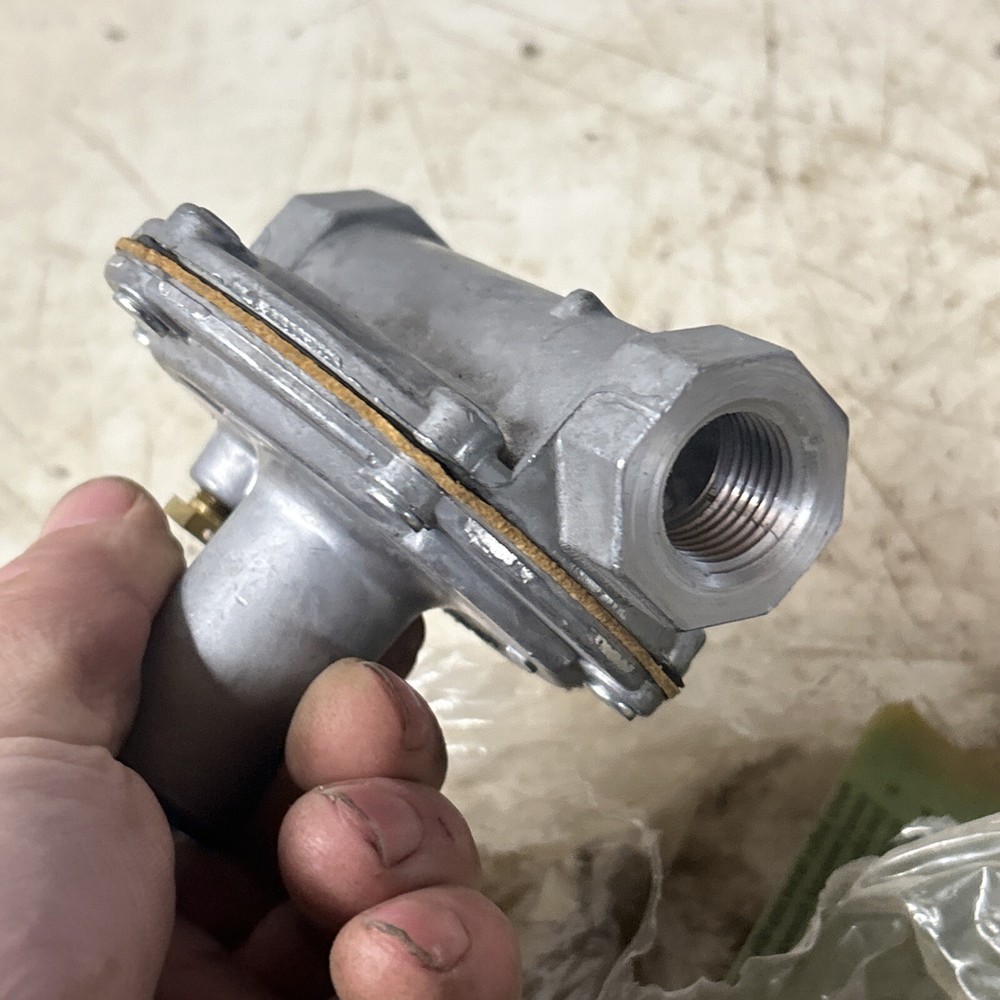 NEW IN PKG GRAINGER GAS PRESSURE REGULATOR 4E224 (184-2)