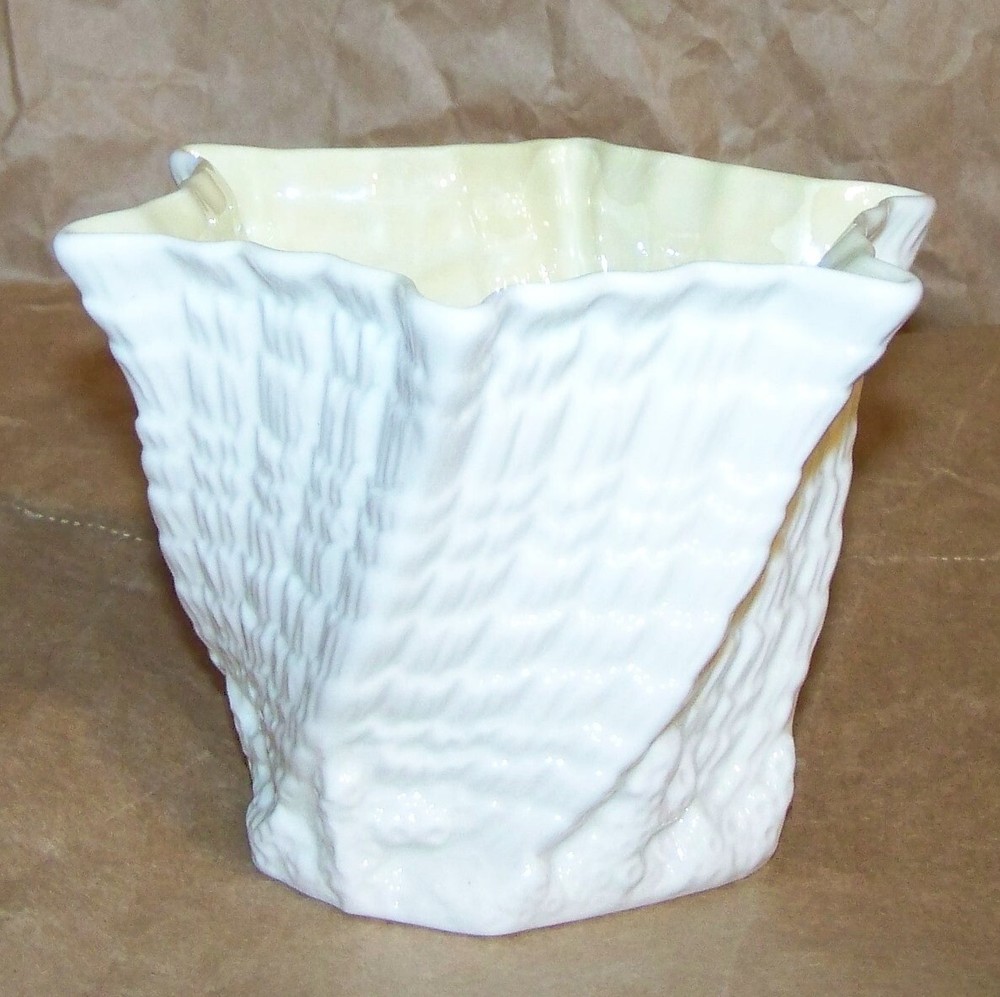 IRISH BELLEEK LIMPET BOWL - SIX POINT (M)