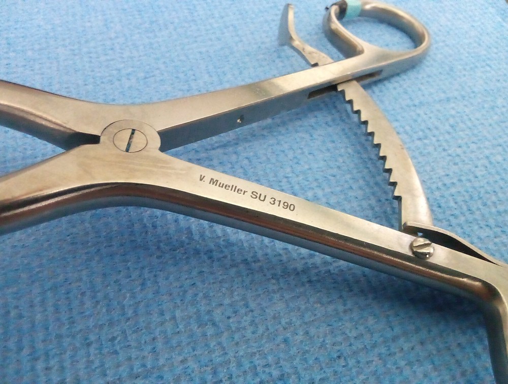 V. Mueller SU3190 Beckman Goiter Retractor