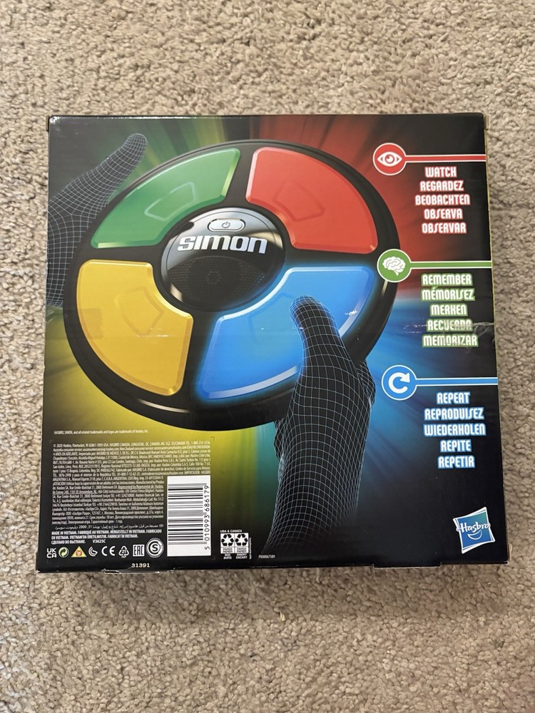 Hasbro E93835L0 Simon Handheld Electronic Game