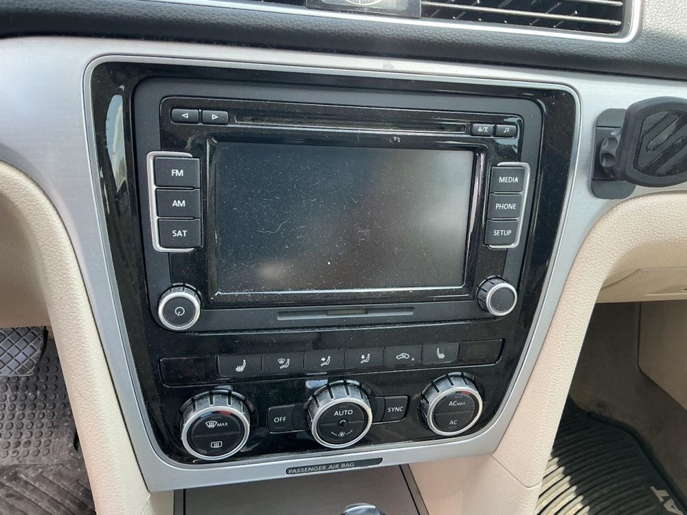 PASSAT 2012 Glove Box 5022168