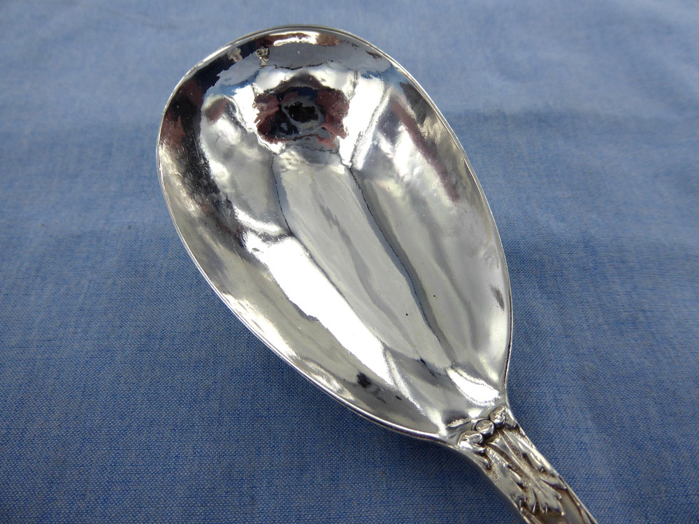 AN ANTIQUE STERLING SILVER FOX HUNT PATTERN SERVING SPOON LONDON 1876.