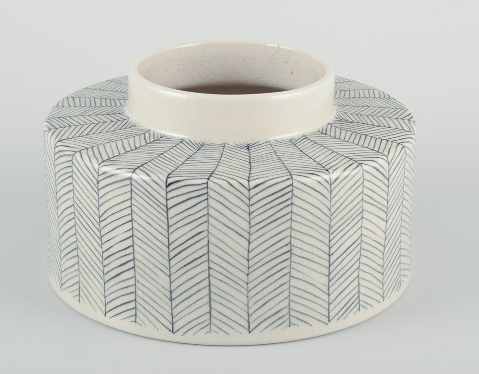 Mimou, large stoneware jar with lid. Decorated with geometric pattern.
