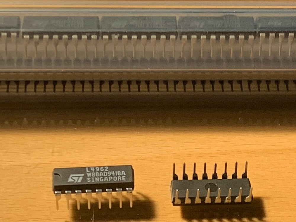 L4962 - REGULATOR IC -ST - DIP-16.