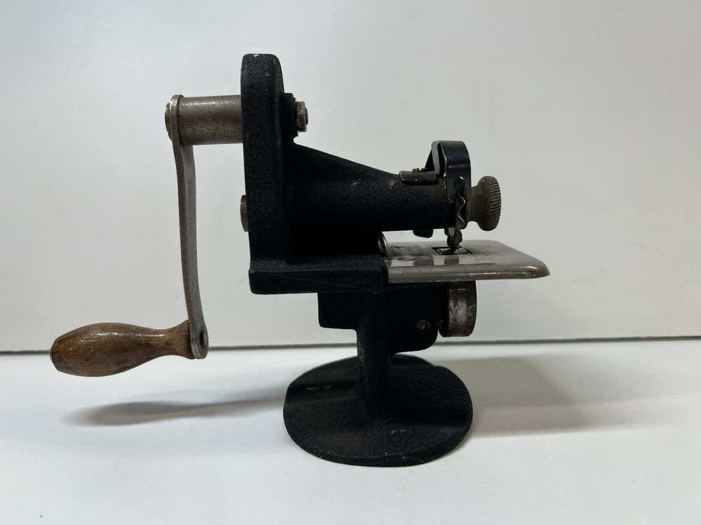 Singer Vintage Sewing Hand Crank Pinker Pinking Cast Iron Cutter Untested