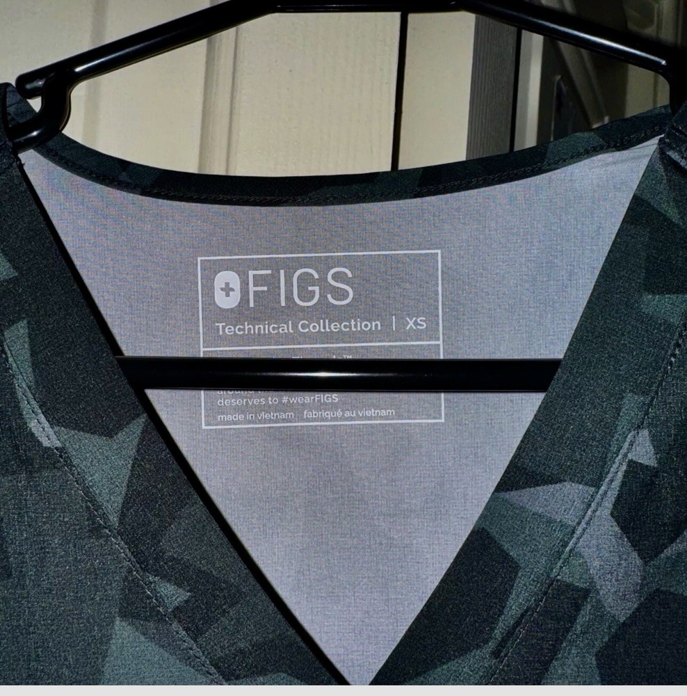 Figs extra sampler top and 2xs Pants