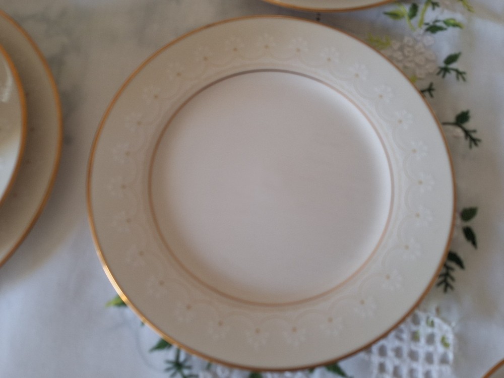 Dinner set, Noritake Caledonia pattern 7091, from Japan, 35 pieces