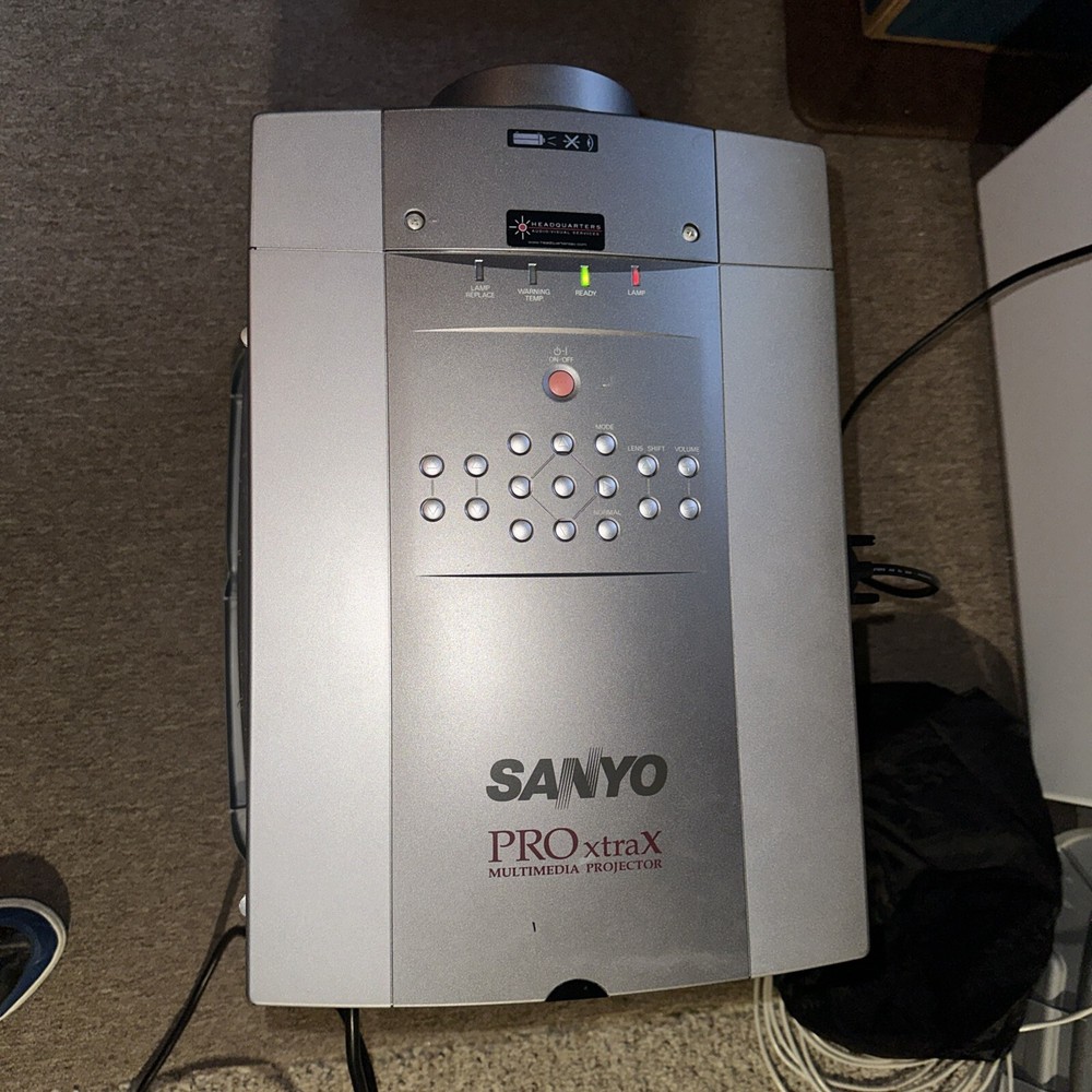 Sanyo PLC-XP30 Large Venue Presentation Projector - PRO xtraX Multimedia -TESTED