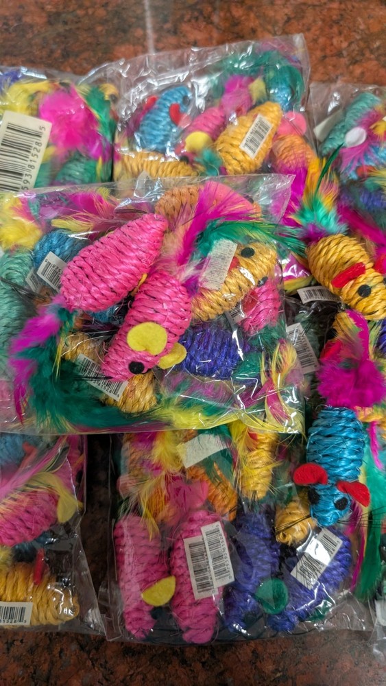 CAT TOY, SISAL MOUSE W/ FEATHERED TAIL