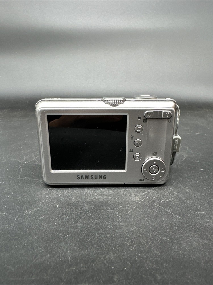 Samsung Digimax D73 7.2MP Digital Compact Camera, Silver - Tested