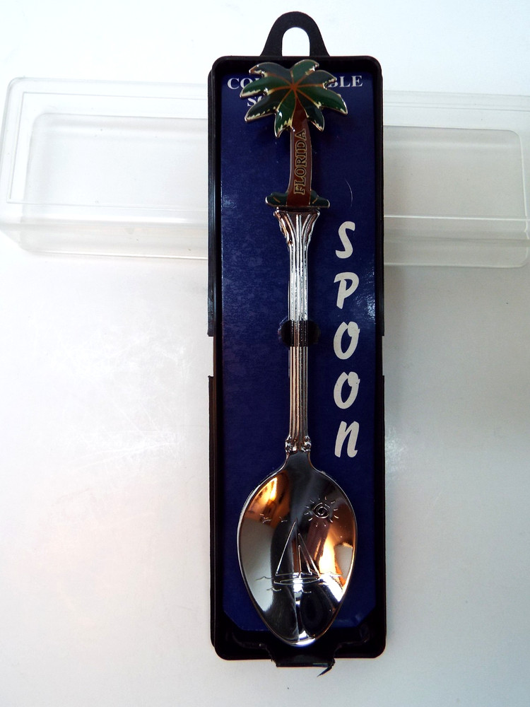 DECORATIVE COLLECTIBLE MINI STATE SPOONS...5 IN CASES