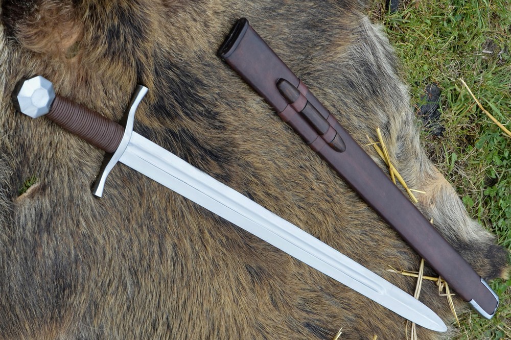 Crossed sword with octagonal knob, s. Xiii.