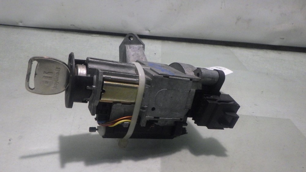 05 SATURN VUE Ignition W/Key