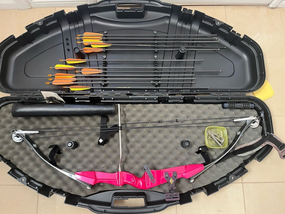HOYT USA ARCHERY FAST FLIGHT COMPOUND BOW W/ Arrows & Hard Sided Case Very Nice
