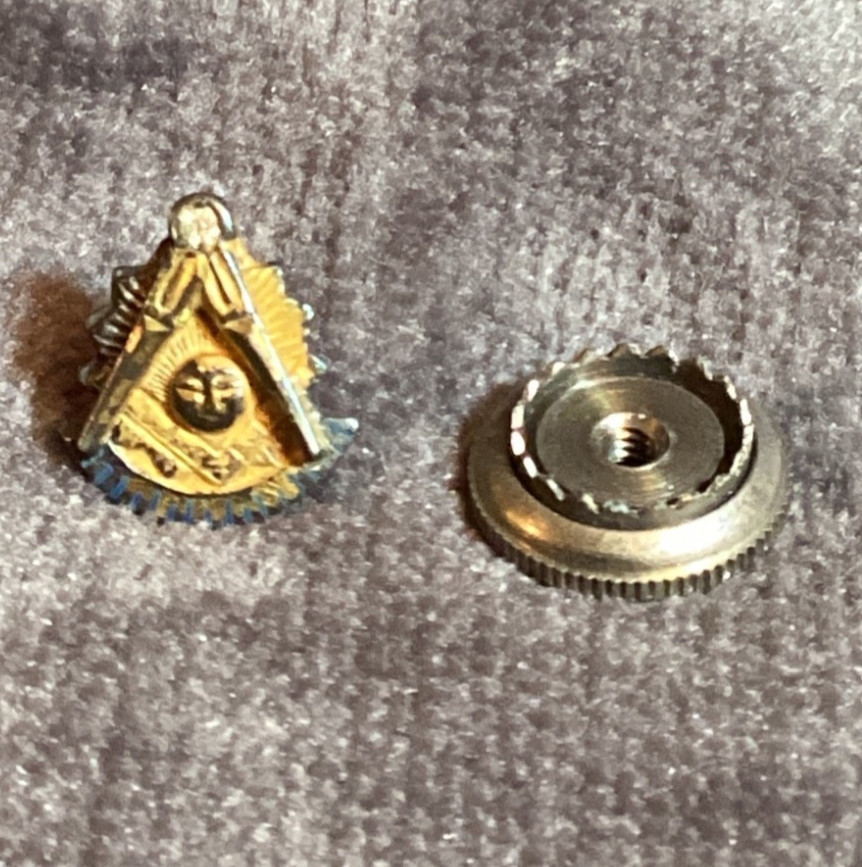 VINTAGE FREEMASON MASONIC SQUARE & COMPASS LAPEL PIN w/ Threaded Post