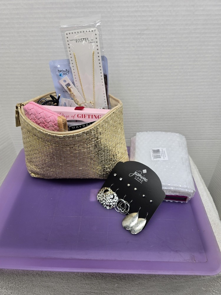 WOMANS BEAUTY AND GLAM BUNDLE, OVER 30 ITEMS