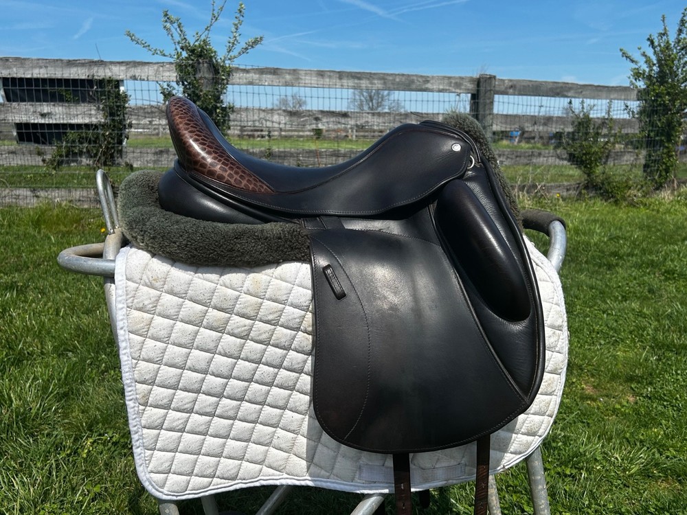 17.5″ Custom Saddlery Icon Alpha *Wool Flocked*, excellent condition