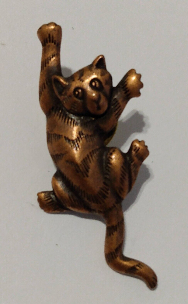 JJ Jonette Crawling Cat  Figure Lapel Pin
