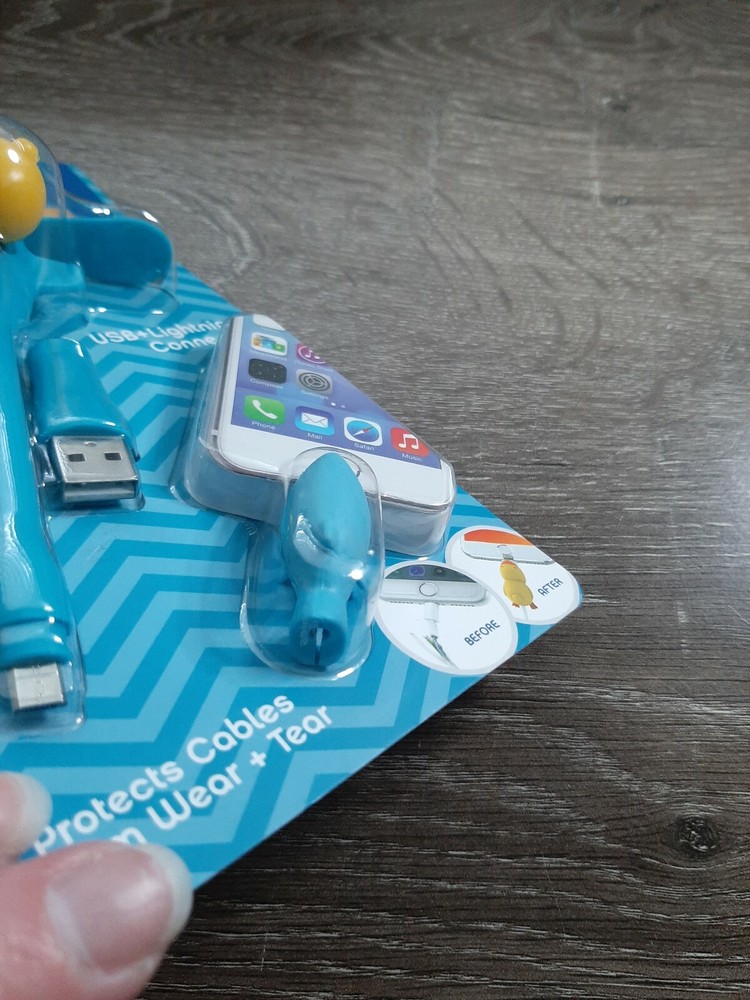 (1) Tzumi Bytes Mini Fan & USB and Lightning Connector. NEW Blue