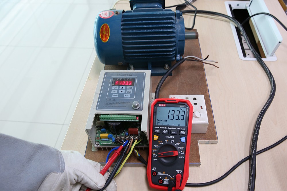 QTY:1 True RMS Digital Multimeter USB Data hold/backlight UT61E+ 1000V